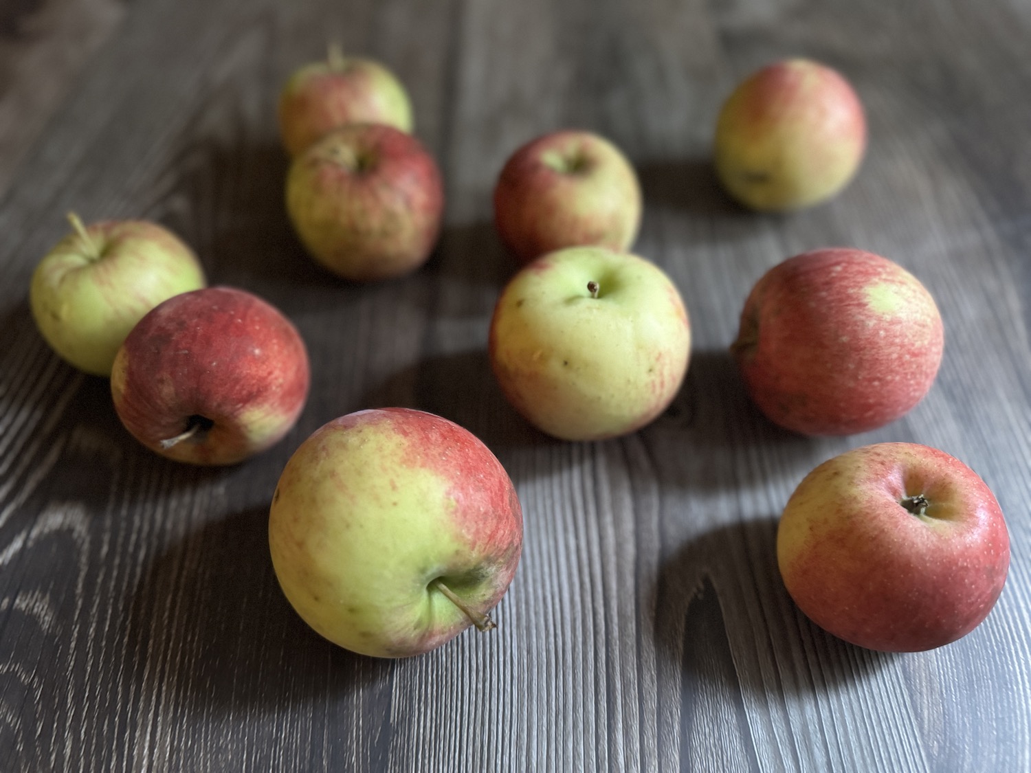 A photo of apples on a wooden background